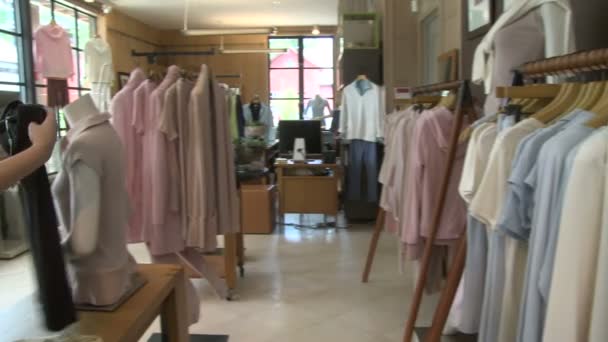 Mujer buscando en una tienda de ropa de diseño (4 de 4 ) — Vídeos de Stock