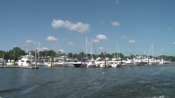 Båten wake framför dockade båtar. — Stockvideo