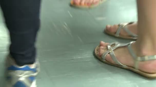 Middelbare school studenten sandals en schoenen — Stockvideo