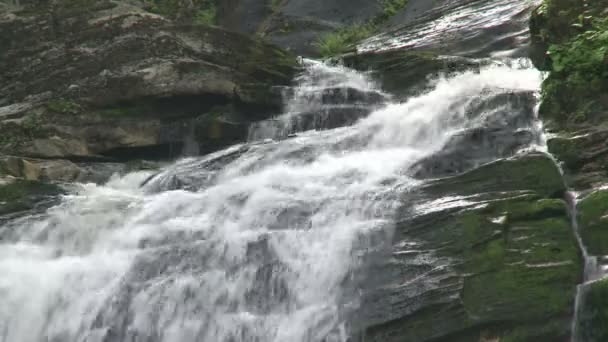 Водопады над скалами — стоковое видео