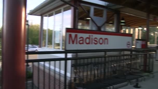 Um comboio que atravessa a Estação Madison — Vídeo de Stock