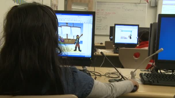 Estudiantes de primaria usando computadora en el aula (3 de 11 ) — Vídeo de stock