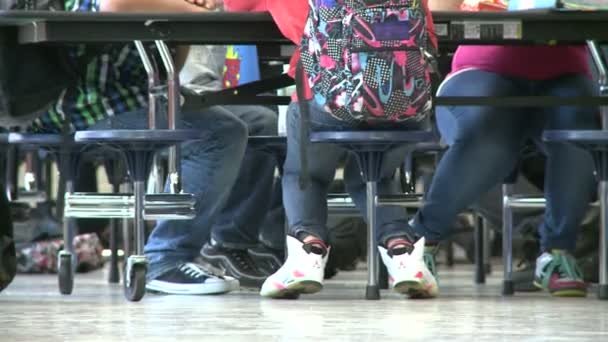 Studenter som väntar i cafeterian (2 av 2) — Stockvideo
