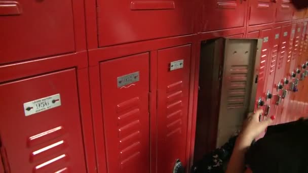 Een student met behulp van haar locker. — Stockvideo