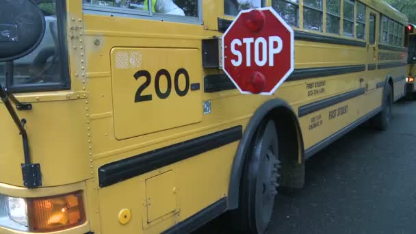 Busse verlassen die Schule (2 von 3) — Stockvideo