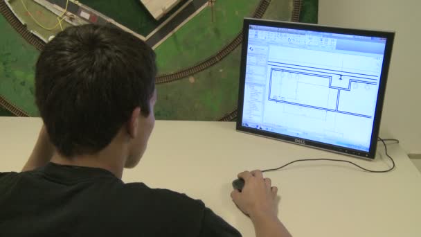 Estudante do ensino médio Olhando para a tela do computador (2 de 2 ) — Vídeo de Stock