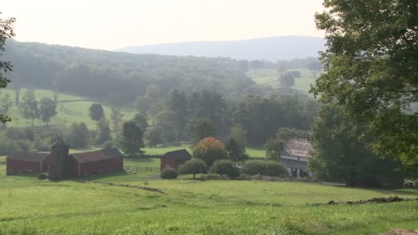 Guardando giù per una collina ad una fattoria in una giornata nebbiosa (4 di 6 ) — Video Stock