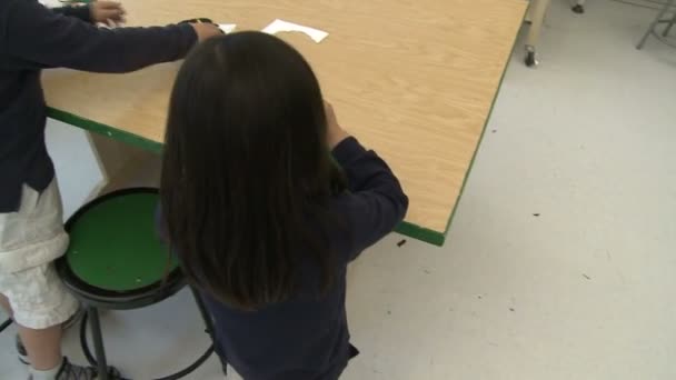 Niños de la escuela primaria en clase de arte (1 de 3 ) — Vídeos de Stock