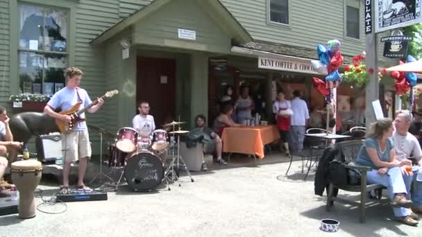 Guitarrista e baterista tocando na frente de uma Country Store (1 de 2 ) — Vídeo de Stock