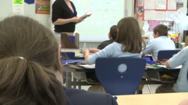 Grammar school studenter arbetar i klassrummet (2 av 4) — Stockvideo
