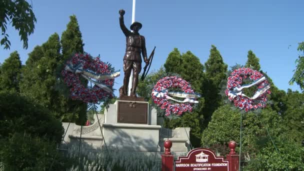 Monumento com coroas florais em torno dele — Vídeo de Stock