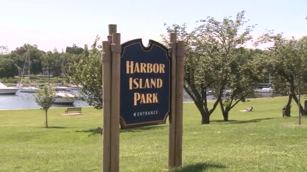 Firma para entrar en Harbor Park — Vídeos de Stock