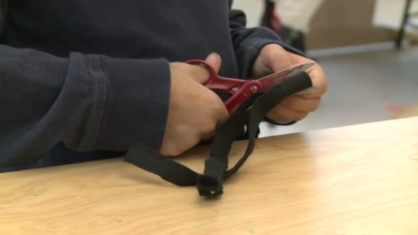 文法学校儿童使用剪刀在艺术类 (1 的3) — 图库视频影像