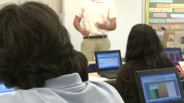 Läraren instruerar datorn klass (2 av 2) — Stockvideo