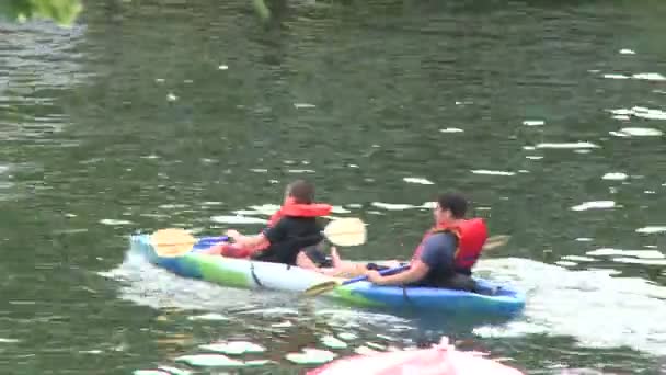 Dos jóvenes en un pequeño kayak (2 de 2 ) — Vídeo de stock