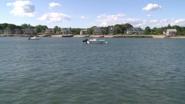 Casas ao longo da água com barcos ancorados na frente (2 de 3 ) — Vídeo de Stock