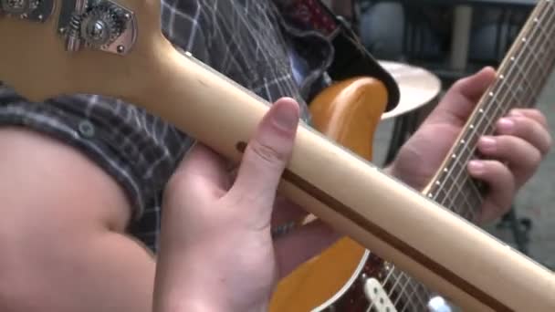Guitarrista tocando con una banda (6 de 6 ) — Vídeos de Stock