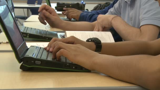 文法学校学生使用计算机在课堂上 (2 的11) — 图库视频影像