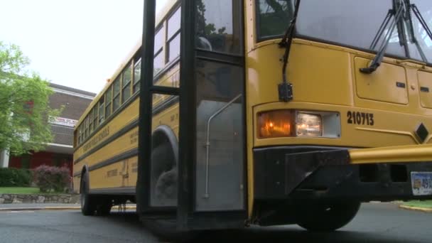 El autobús espera en la escuela — Vídeo de stock