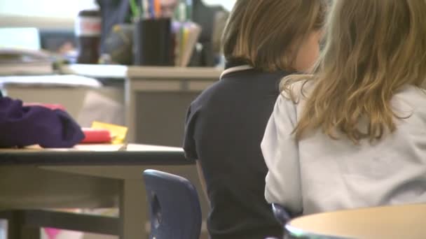 Ученица гимназии поднимает руку в классе — стоковое видео