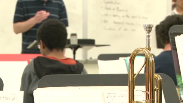 Estudantes do ensino médio praticando em aula de música (4 de 10 ) — Vídeo de Stock