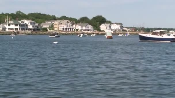 Huizen langs het water met boten afgemeerd aan de voorkant (1 van 3) — Stockvideo