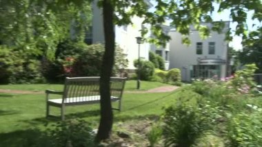 Çimenli alan binalar dışında tezgah ile