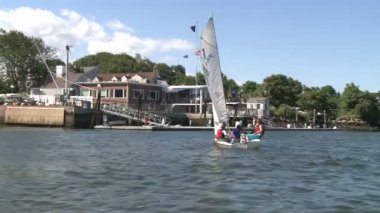 İnsanlar sabitlemek için yelken.