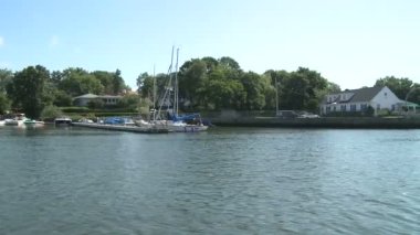 Önde palamarla tekneler ile sahilde evleri.