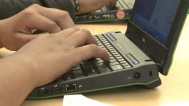 İlköğretim okulu öğrencileri sınıfta (5 / 11 bilgisayar kullanarak)