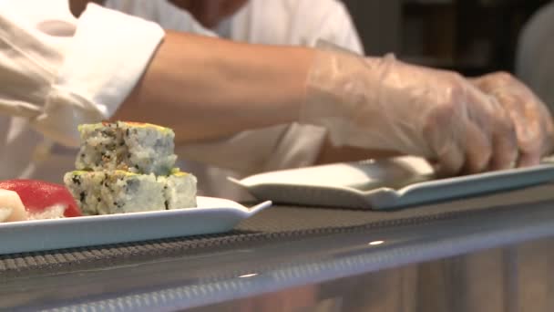 Ordens de sushi a serem emitidas para serem levantadas. (2 de 2) ) — Vídeo de Stock