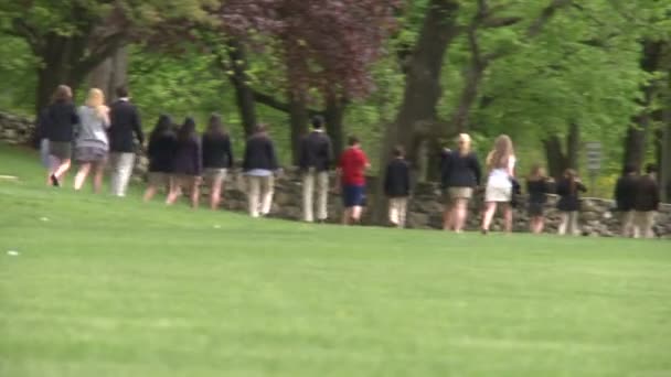 Soukromé školy studenti chůze (část 1 ze 2) — Stock video