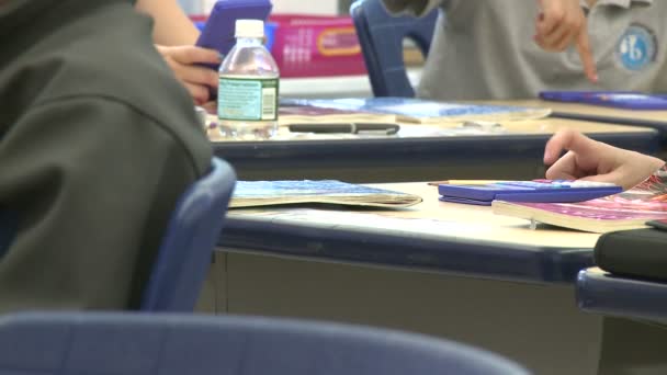 Estudiantes de primaria usando calculadoras manuales (1 de 2 ) — Vídeos de Stock