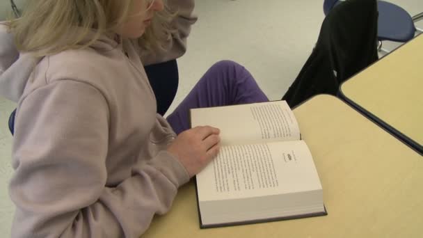 Grammar schoolstudent lezen van een boek (1 van 2) — Stockvideo