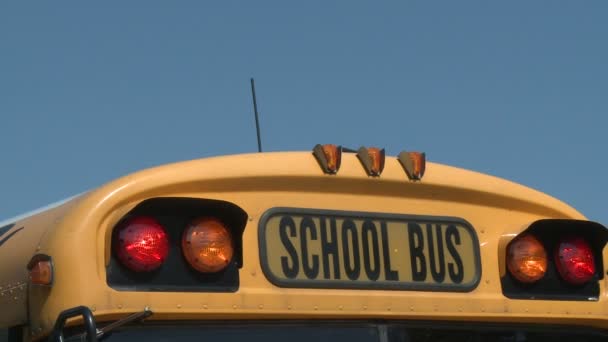 Knipperend licht op een schoolbus — Stockvideo