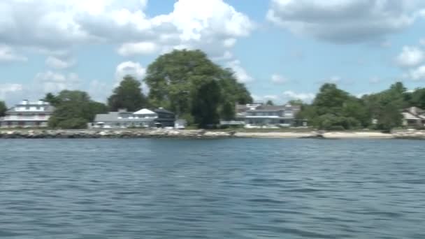 Distant view of homes on the water. — Stock Video