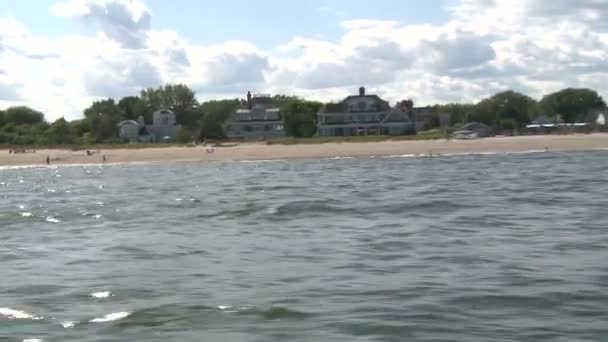 Bir botla sahile buradan ayrılıyor. (3 / 5) — Stok video