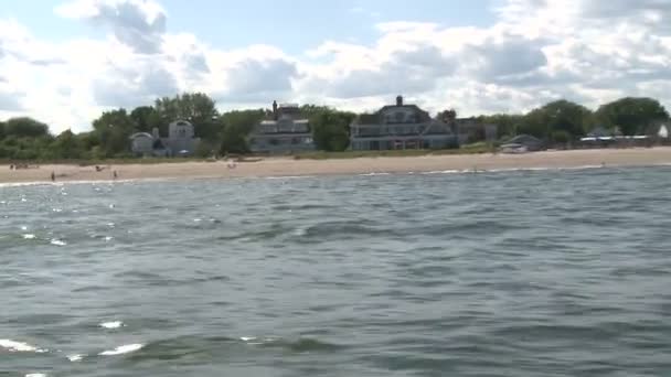 I en båt som lämnar stranden. (3 av 5) — Stockvideo