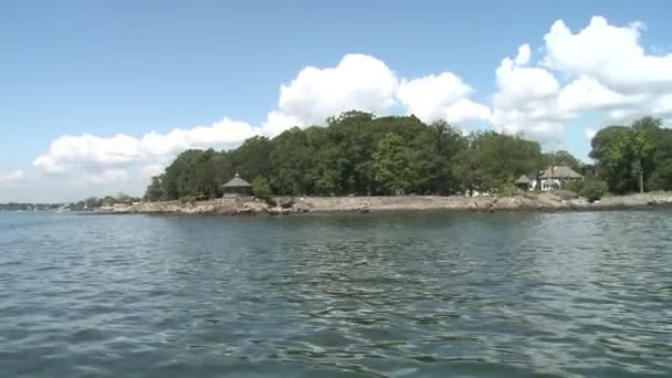 Ett öarnas område längs vattnet. — Stockvideo