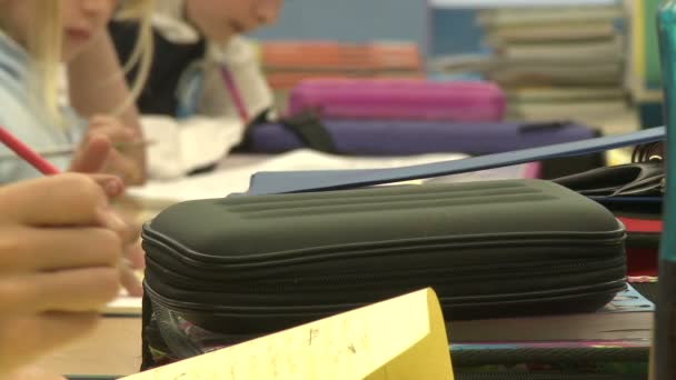 Gymnasiasten schreiben im Klassenzimmer mit Bleistiften (2 von 3)) — Stockvideo