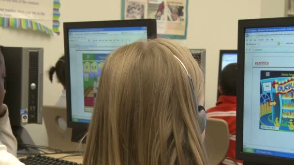 Estudantes da escola de gramática usando computador em sala de aula (1 de 11 ) — Vídeo de Stock