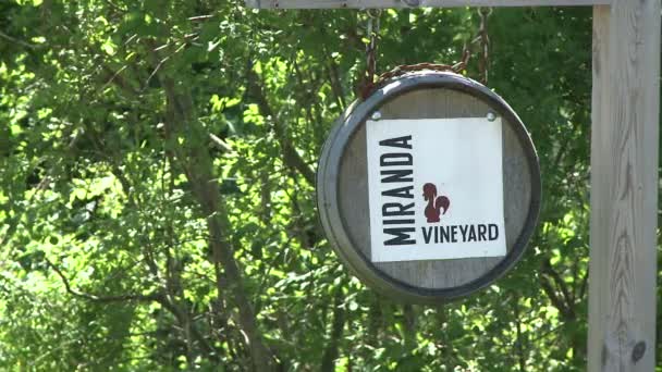Small sign for local vineyard. — Stock Video