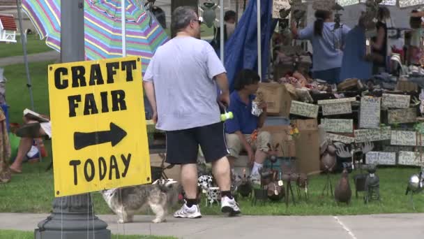 Wandelende mensen in stoep op ambachtelijke beurs. (3 van 4) — Stockvideo