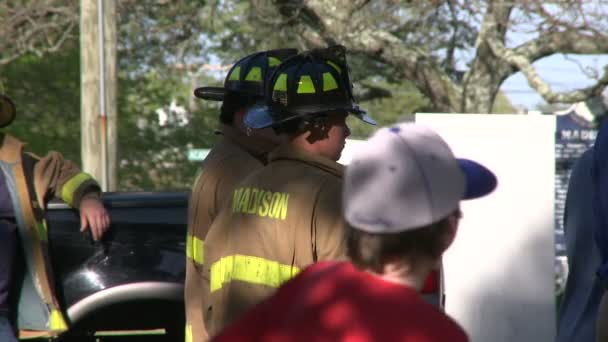 Equipes de emergência respondem após um acidente (6 de 8) ) — Vídeo de Stock