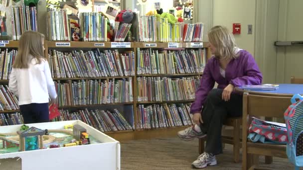 Bir çocuk annesi onun (1 / 3 için okumak için kitap alma) — Stok video