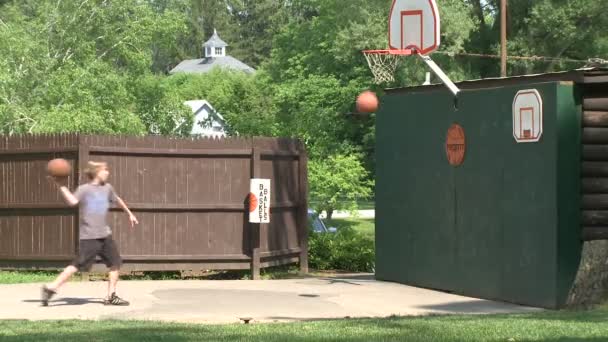 Barn spelar vissa bakgård basket (1 av 4) — Stockvideo