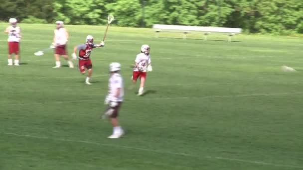 Práctica de lacrosse para chicos de secundaria (3 de 9 ) — Vídeo de stock