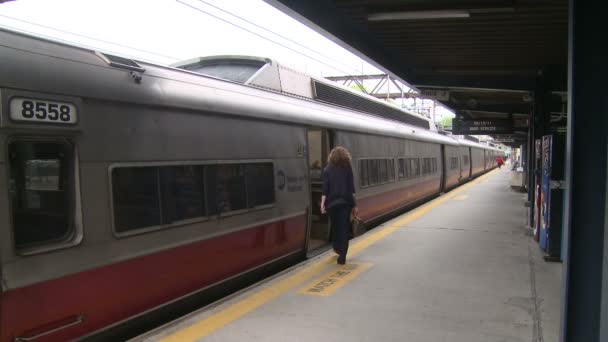 Επιβατών επιβίβαση τρένο (1 από 2) — Αρχείο Βίντεο