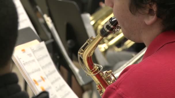 Studenten lezen van bladmuziek in de klas (4 van 9) — Stockvideo