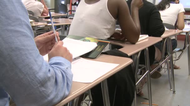 Schüler hören im Hörsaal zu und notieren sich Notizen (1 von 2)) — Stockvideo